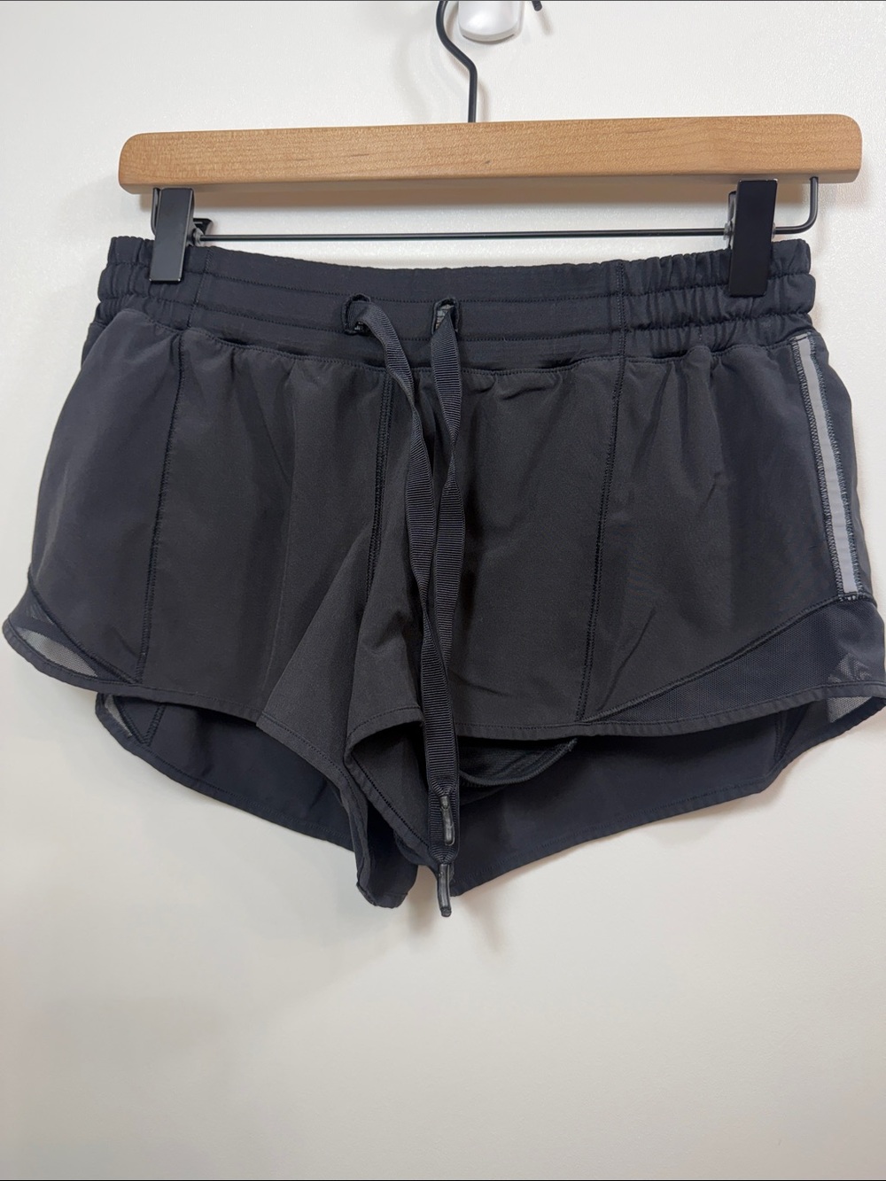 Lululemon Women’s black lined athletic shorts size 6